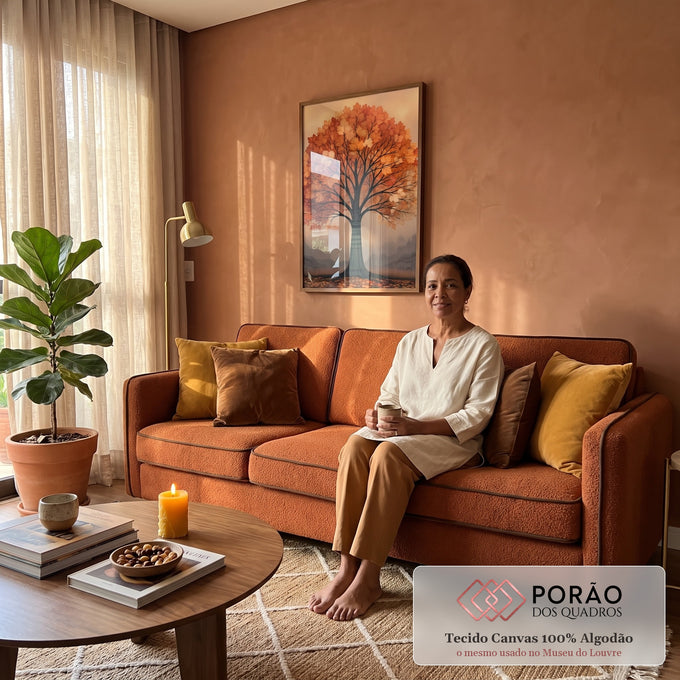 Quadro Decorativo Árvore de Outono em Tons Laranja e Dourado | quadros decorativos para sala de estar | árvore solitária com folhagem laranja e dourada sobre céu brilhante ao entardecer | em Quadros para Quarto | Porao dos Quadros