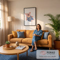 Coala fofo dormindo de macacão azul listrado em ilustração de giz sobre fundo branco, quadro decorativo