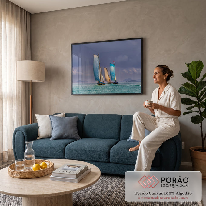 Quadro Decorativo Grande Veleiros Tradicionais para Sala | quadros decorativos para sala de estar | três veleiros de velas azuis navegando em mar turquesa sob céu nublado | em ambiente 3 | Porao dos Quadros