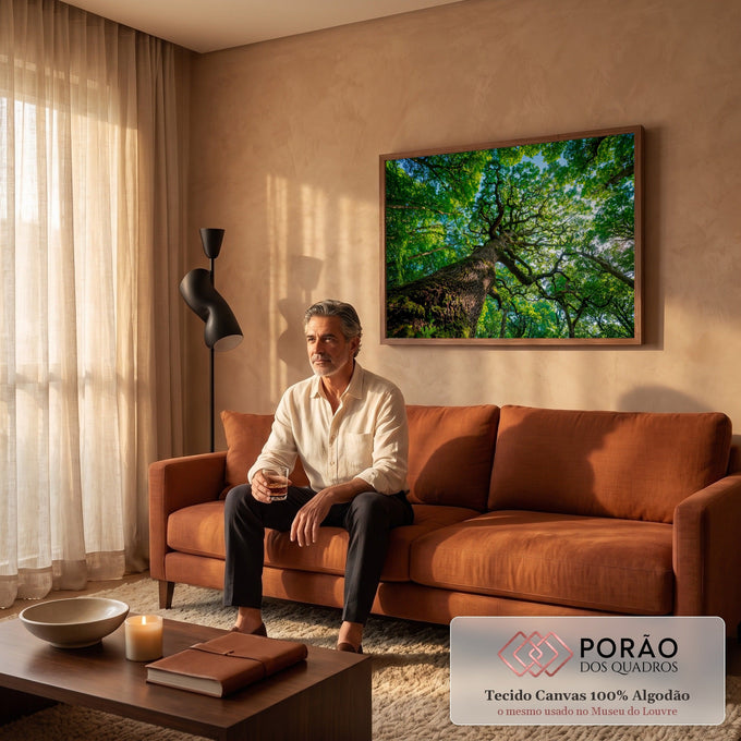 Tronco de árvore com musgo visto de baixo, copa verde e céu azul entre os galhos, quadro decorativo