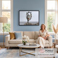 Mulher de casaco geométrico diante de espelho barroco com rosto de lábios vermelhos e garça no mar, quadro decorativo