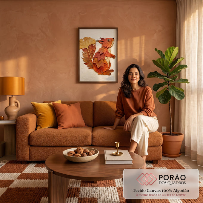 Esquilo montado com folhas secas de bordo e ginkgo em tons laranja sobre fundo creme, quadro decorativo