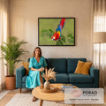 Arara vermelha, azul e amarela de cabeça para baixo em galho com folhas e fundo verde desfocado, quadro decorativo