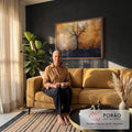 Árvore escura com galhos e raízes sobre fundo dourado craquelado e base preta, quadro decorativo