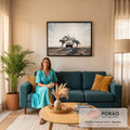 Três cavaleiras saltam a cavalo sobre um Porsche clássico no deserto, contra a luz do sol, quadro decorativo