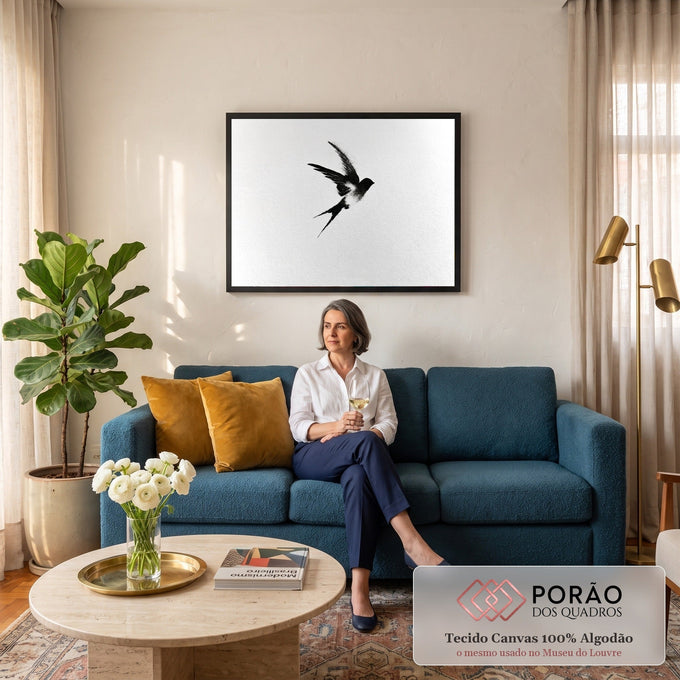 Andorinha em voo pintada em nanquim preto sobre papel branco texturizado, arte minimalista, quadro decorativo