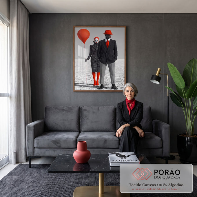 Casal surreal de moda com balão vermelho e chapéu vermelho em deserto de sal, quadro decorativo
