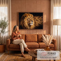 Quadro Decorativo Grande Leão com Juba para Sala Dourado | quadros decorativos para sala de estar | leão com juba dourada ao vento em fundo preto, olhar atento | em ambiente 3 | Porao dos Quadros