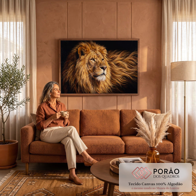 Quadro Decorativo Grande Leão com Juba para Sala Dourado | quadros decorativos para sala de estar | leão com juba dourada ao vento em fundo preto, olhar atento | em ambiente 3 | Porao dos Quadros