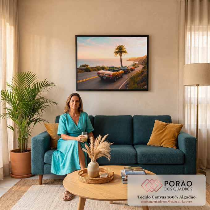 Três Mustangs clássicos em estrada costeira ao pôr do sol com palmeira e oceano, quadro decorativo