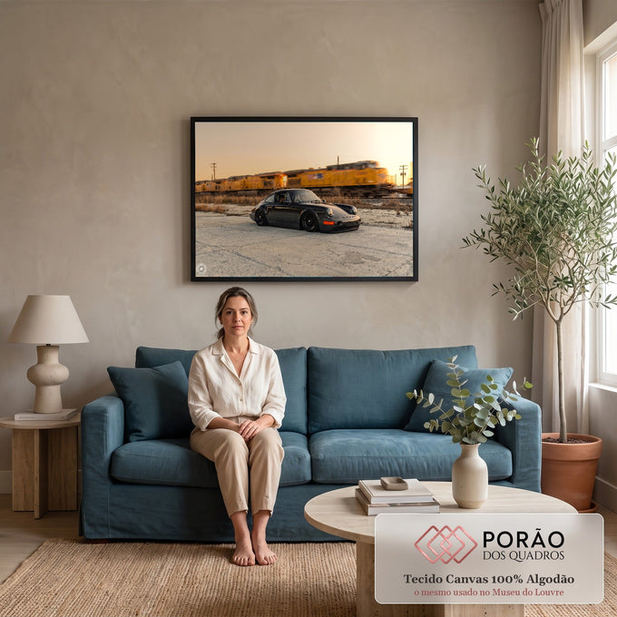 Porsche 911 preto rebaixado diante de trem de carga amarelo borrado sob céu de entardecer, quadro decorativo