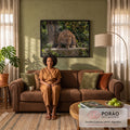 Quadro Decorativo Grande Leopardo Rosnando para Sala Verde | quadros decorativos para sala de estar | leopardo agachado numa rocha com boca aberta em meio à floresta verde | em ambiente 3 | Porao dos Quadros