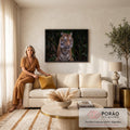 Quadro Decorativo Grande Tigre Olhar Fixo Laranja para Sala | quadros decorativos para sala de estar | tigre em close com olhos claros e fundo de folhagem verde desfocada | em ambiente 3 | Porao dos Quadros