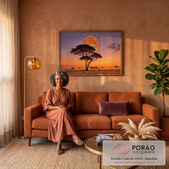 Quadro Decorativo Grande Lua Gigante para Sala Laranja | quadros decorativos para sala de estar | lua laranja gigante atrás de acácia com antílopes caminhando na savana ao entardecer | em ambiente 3 | Porao dos Quadros