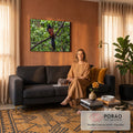 Pássaro cucal de olho vermelho e penas castanhas pousado em galho na mata verde, quadro decorativo