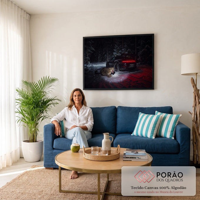 Porsche 911 preto na floresta nevada à noite com leopardo-das-neves rugindo e luz vermelha, quadro decorativo