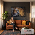 Quadro Decorativo Grande Tigre Olhar para Sala Laranja | quadros decorativos para sala de estar | tigre em close com listras laranja e preto e olhos âmbar sobre fundo escuro | em ambiente 3 | Porao dos Quadros