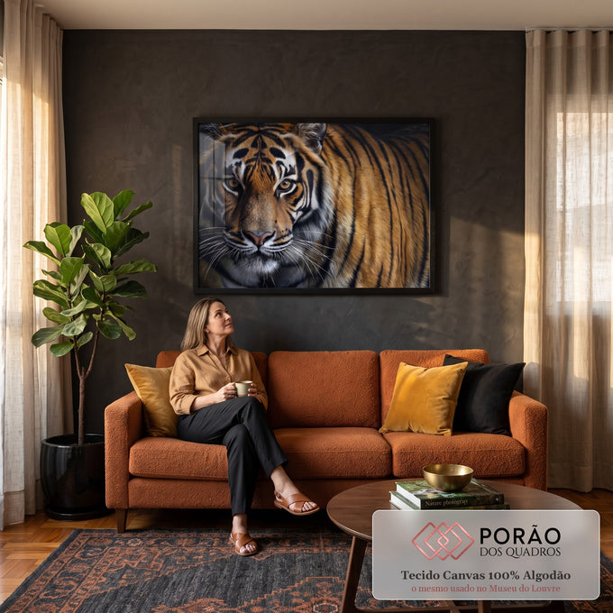 Quadro Decorativo Grande Tigre Olhar para Sala Laranja | quadros decorativos para sala de estar | tigre em close com listras laranja e preto e olhos âmbar sobre fundo escuro | em ambiente 3 | Porao dos Quadros