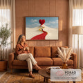 Coração vermelho gigante no alto de duna branca com caminho de tecido e figura solitária, quadro decorativo