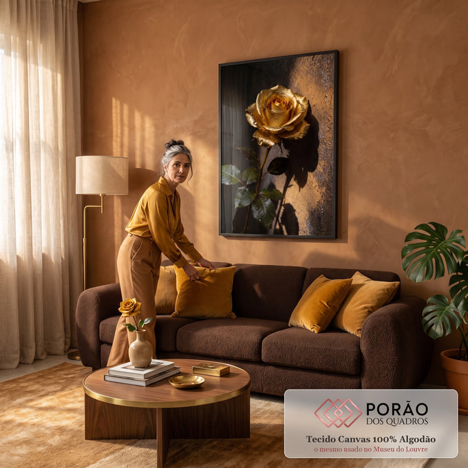 Rosa dourada com gotas de orvalho e sombra em parede texturizada sobre fundo escuro, quadro decorativo
