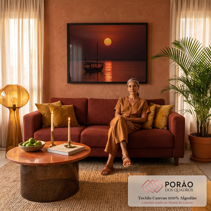 Veleiro árabe em silhueta sob sol laranja no mar calmo com reflexo dourado, quadro decorativo
