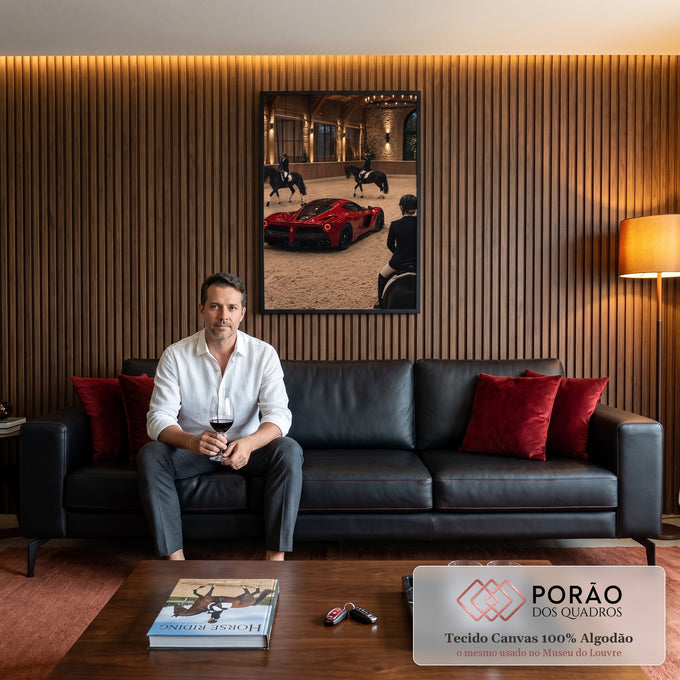 Carro esportivo vermelho em picadeiro de areia com cavalos pretos e cavaleiros, quadro decorativo