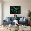 Folhas de costela-de-adão e samambaias verdes sobre fundo escuro, selva tropical, quadro decorativo