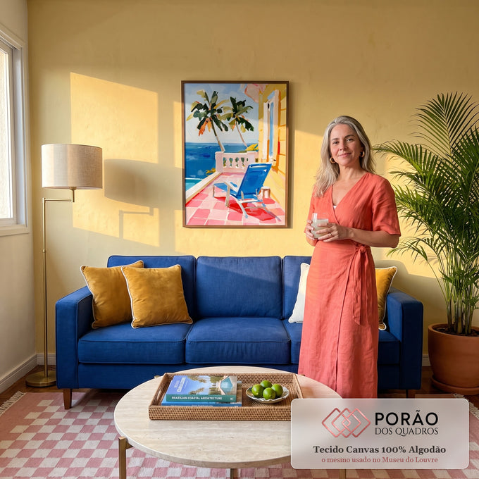 Quadro Decorativo Varanda Tropical com e Mar Azul | quadros decorativos para sala de estar | varanda amarela com cadeira azul, piso rosa, e mar ao fundo | em ambiente 3 | Porao dos Quadros