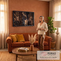Tigre-de-bengala atento entre folhas secas sob luz suave em tons marrons, fotografia, quadro decorativo