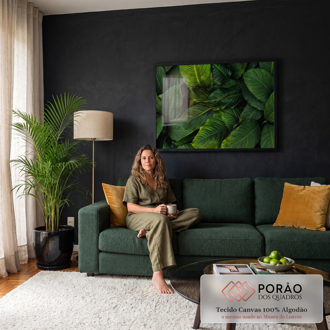 Quadro Decorativo Grande Folhagem Tropical Verde para Sala | quadros decorativos para sala de estar | close de folhas tropicais verde escuras sobrepostas com nervuras marcadas | em ambiente 3 | Porao dos Quadros
