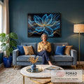 Quadro Decorativo Grande Flor Translúcida Azul para Sala | quadros decorativos para sala de estar | flor abstrata azul translúcida com pistilos dourados sobre fundo preto estrelado | em ambiente 3 | Porao dos Quadros