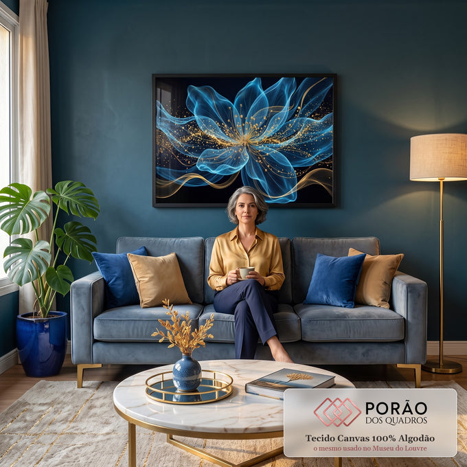 Quadro Decorativo Grande Flor Translúcida Azul para Sala | quadros decorativos para sala de estar | flor abstrata azul translúcida com pistilos dourados sobre fundo preto estrelado | em ambiente 3 | Porao dos Quadros