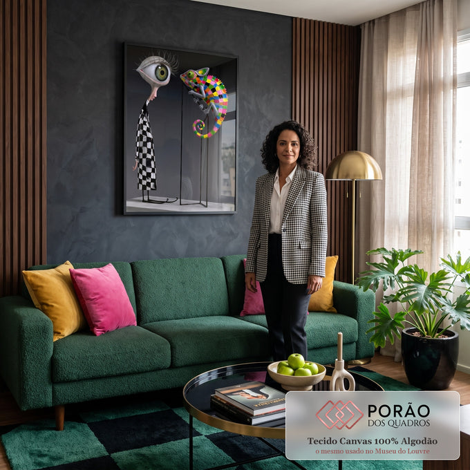 Personagem surreal com cabeça de olho gigante e casaco xadrez ao lado de camaleão colorido, quadro decorativo