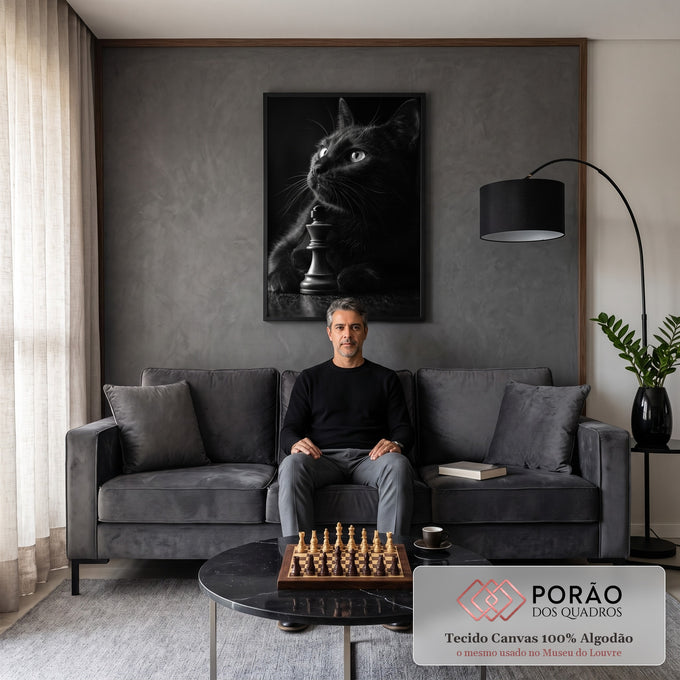 Gato preto olhando para cima ao lado de peça de rei do xadrez em fotografia preto e branco, quadro decorativo