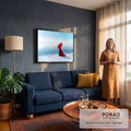 Mulher de vestido e chapéu vermelhos à beira de lago de sal espelhado sob céu azul, quadro decorativo