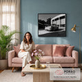 Porsche 911 Singer clássico em fotografia preto e branco diante de prédio moderno, quadro decorativo