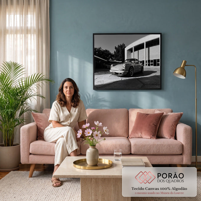 Porsche 911 Singer clássico em fotografia preto e branco diante de prédio moderno, quadro decorativo