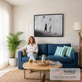 Menino descalço correndo com pipa junto a muro rachado, sombra na parede, foto P&B, quadro decorativo