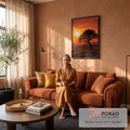 Árvore inclinada em silhueta sobre colinas com sol baixo e céu laranja no pôr do sol, quadro decorativo