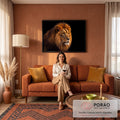 Leão majestoso de perfil com juba acobreada e olhos âmbar sobre fundo preto, quadro decorativo