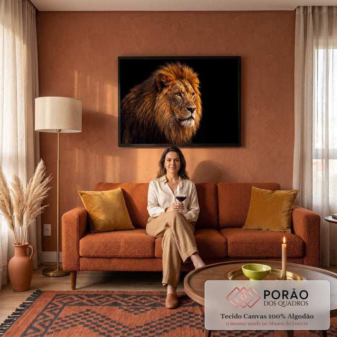 Leão majestoso de perfil com juba acobreada e olhos âmbar sobre fundo preto, quadro decorativo