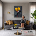 Mulher de cabelo preto com coração de papel amarelo nos olhos e batom vermelho escorrendo, quadro decorativo