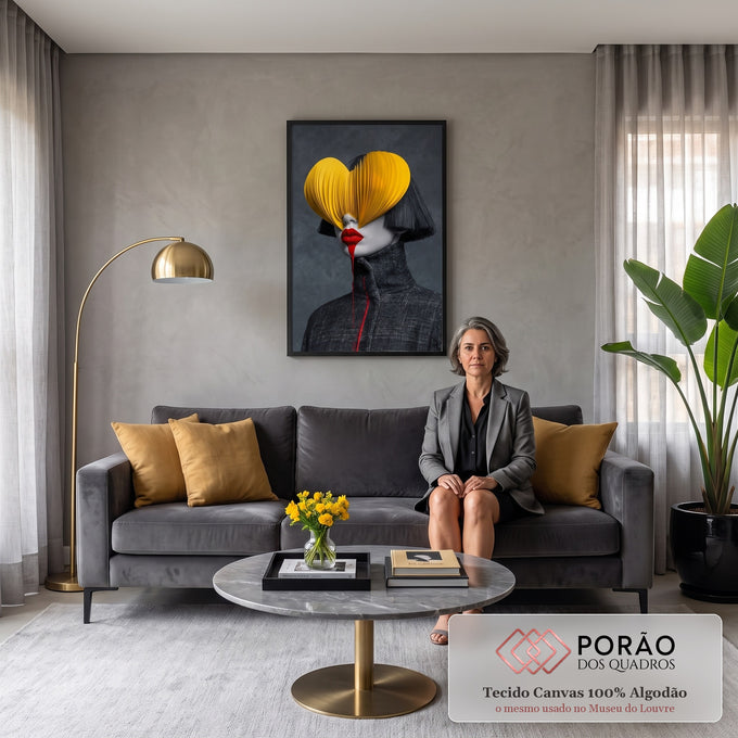 Mulher de cabelo preto com coração de papel amarelo nos olhos e batom vermelho escorrendo, quadro decorativo