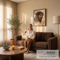 Quadro Decorativo Grande Jesus Cristo Marrom para Sala | quadros decorativos para sala de estar | Jesus Cristo com coroa de espinhos, olhos fechados, pintura em tons dourados e bege | em ambiente 3 | Porao dos Quadros