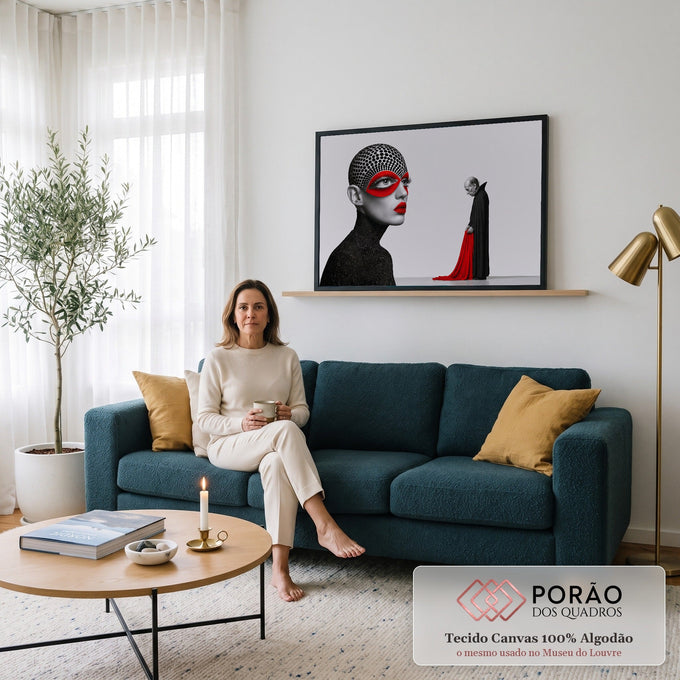 Mulher com touca de bolinhas e máscara vermelha e homem de capa preta ao fundo, quadro decorativo