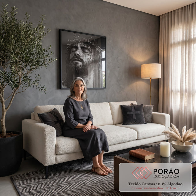 Quadro Decorativo Grande Jesus Espinhos para Sala Preto | quadros decorativos para sala de estar | retrato de Jesus Cristo em preto e branco com coroa de espinhos e olhos fechados | em ambiente 3 | Porao dos Quadros