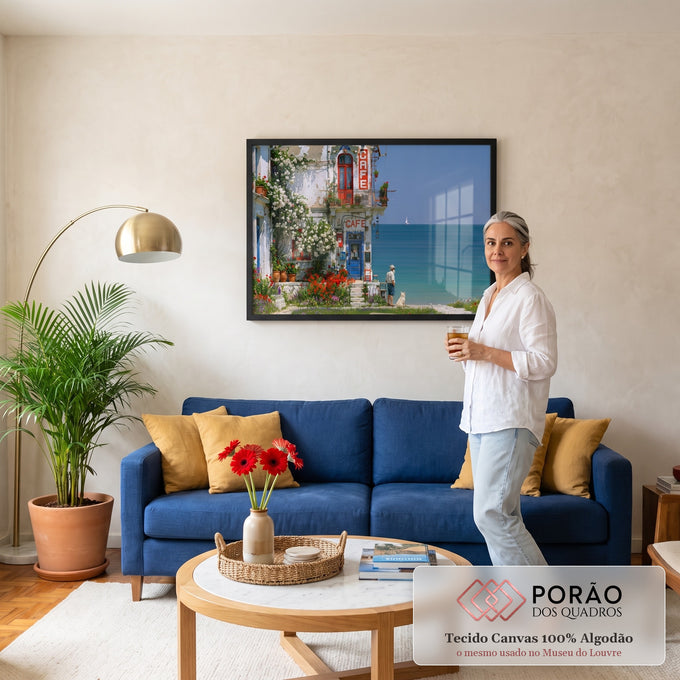 Quadro Decorativo Grande Café à Beira Mar para Sala Azul | quadros decorativos para sala de estar | fachada de café litorâneo com flores, homem e cachorro observando o mar | em ambiente 3 | Porao dos Quadros