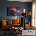 Quadro Decorativo Grande Céu de Fogo para Sala Laranja | quadros decorativos para sala de estar | céu em tons de fogo com nuvem em formato de labareda sobre mar agitado | em ambiente 3 | Porao dos Quadros