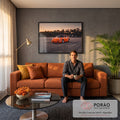 Porsche 911 RWB laranja com aerofólio em pátio de asfalto ao entardecer, árvores ao fundo, quadro decorativo
