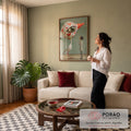 Ave surreal de olho verde gigante com corações vermelhos diante de figura em xadrez, quadro decorativo